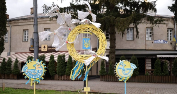 Великодні інсталяції у Луцьку: у центрі міста відкрили «Дерево життя» та «Вирій вічності»