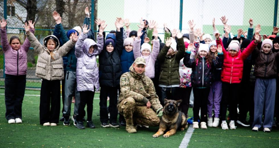 Чотирилапі помічники: у Луцьку нацгвардійці провели відкритий урок для школярів