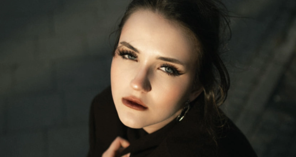 Лея презентує «Ілюзія головного героя» – агресивний трек про внутрішню боротьбу та самознищення через порівняння