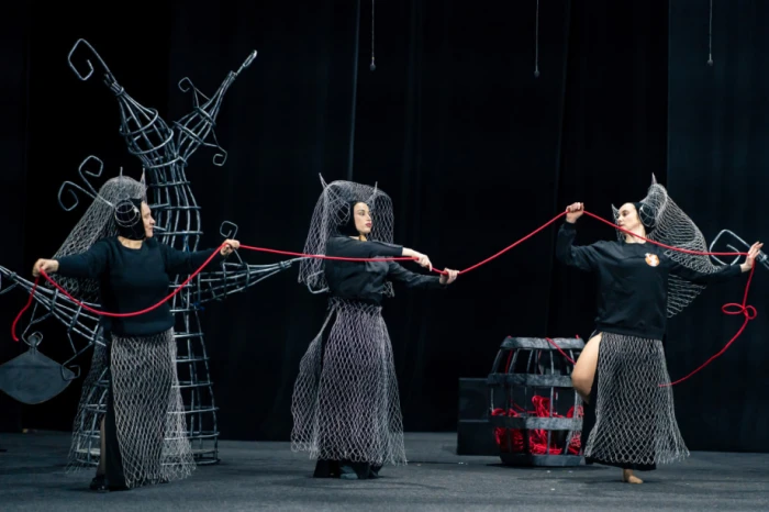 У Луцьку покажуть виставу-горор «Три прялі» про дорослішання і вибір. Фото: Віталій Віжанський