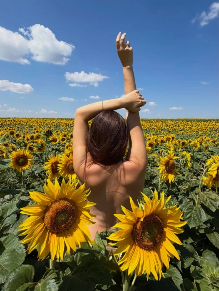 Луцька блогерка влаштувала пікантну фотосесію в соняшниках. Фото: інстаграм @anyabuzinska