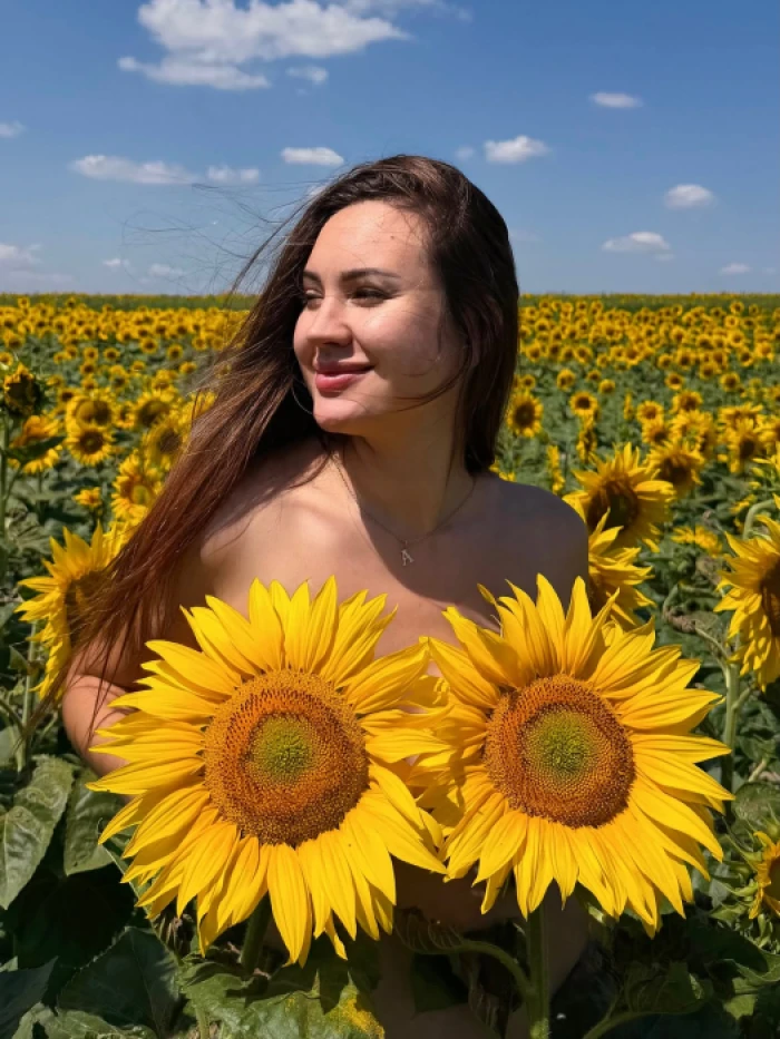 Луцька блогерка влаштувала пікантну фотосесію в соняшниках. Фото: інстаграм @anyabuzinska