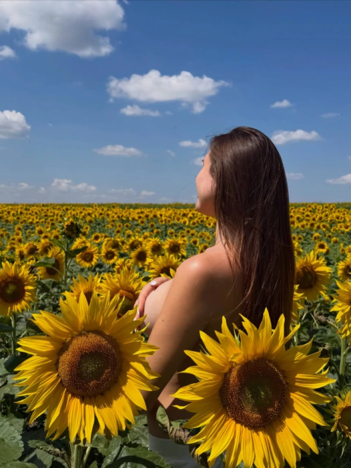 Луцька блогерка влаштувала пікантну фотосесію в соняшниках. Фото: інстаграм @anyabuzinska