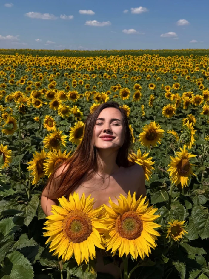 Луцька блогерка влаштувала пікантну фотосесію в соняшниках. Фото: інстаграм @anyabuzinska