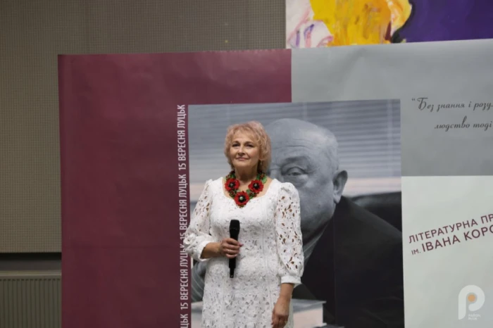 Алла Опейда під час виконання пісні на заході