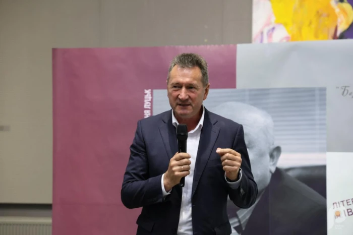 Анатолій Цьось привітав лауреата премії та розповів про співпрацю ВНУ імені Лесі Українки з родиною Корсаків