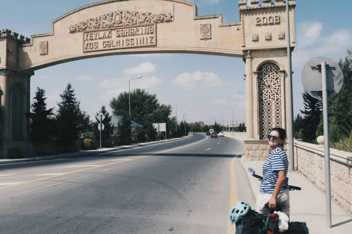 В'їзд у місто в Азербайджані