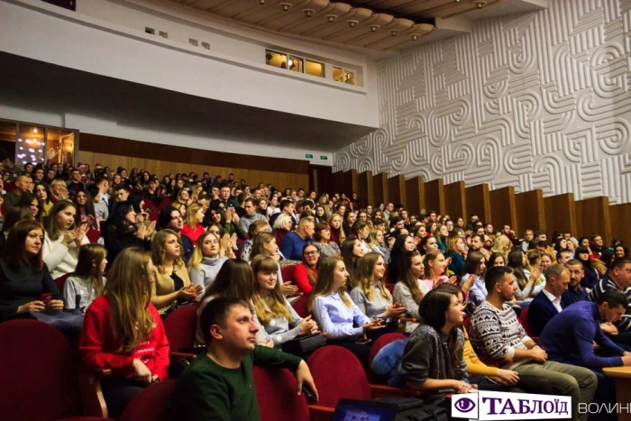 Перша гра «Ліги гумору» зібрала повний зал