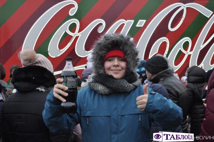 У Луцьк приїхала новорічна вантажівка «Coca-Cola».