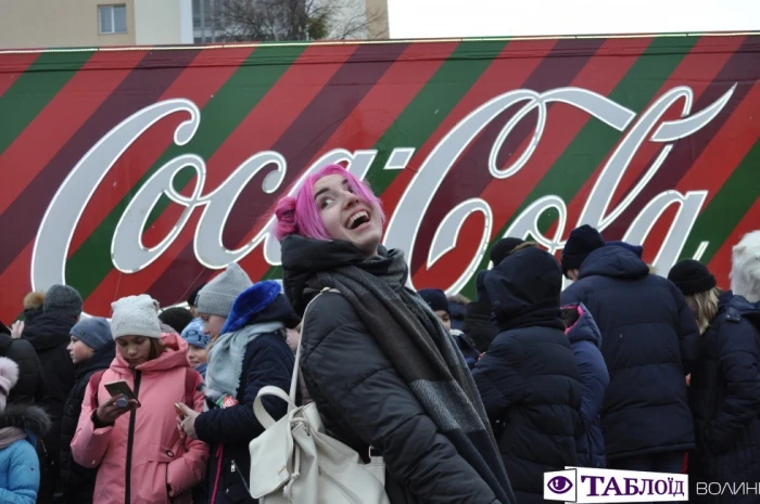 У Луцьк приїхала новорічна вантажівка «Coca-Cola».