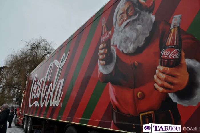 У Луцьк приїхала новорічна вантажівка «Coca-Cola».