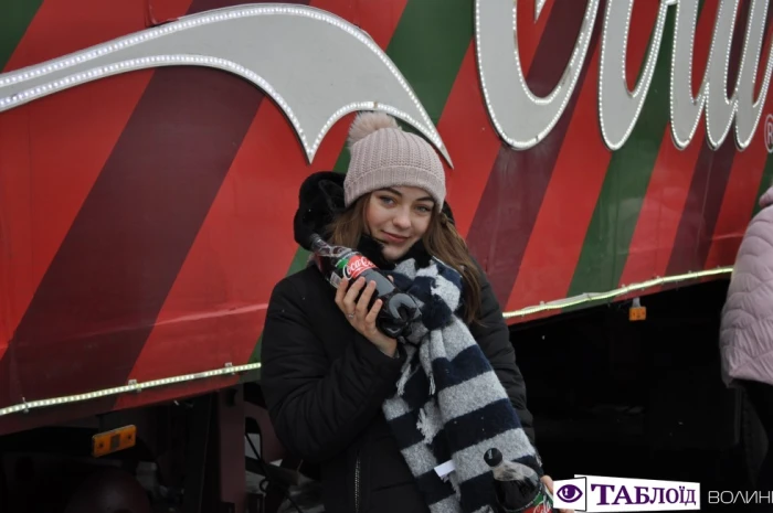 У Луцьк приїхала новорічна вантажівка «Coca-Cola».