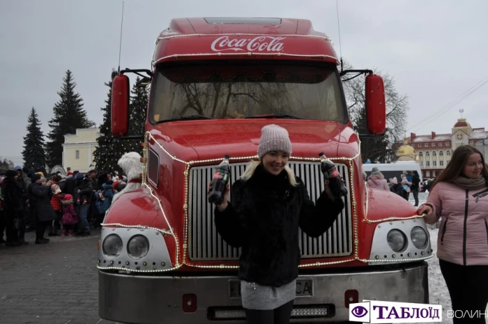 У Луцьк приїхала новорічна вантажівка «Coca-Cola».