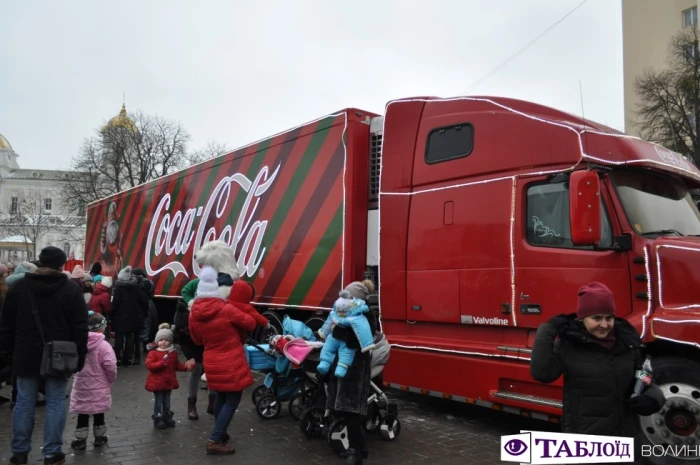 У Луцьк приїхала новорічна вантажівка «Coca-Cola».