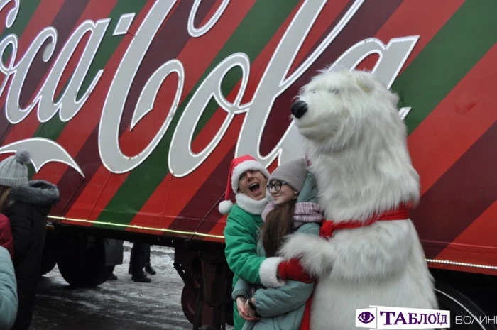 У Луцьк приїхала новорічна вантажівка «Coca-Cola».