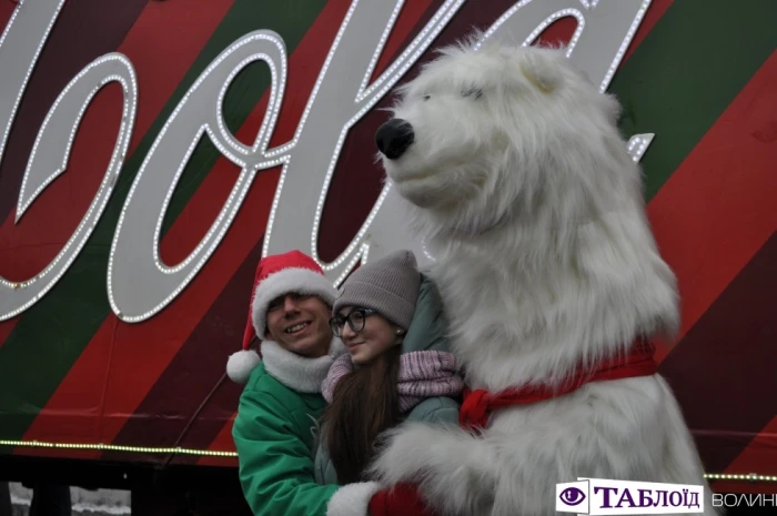 У Луцьк приїхала новорічна вантажівка «Coca-Cola».