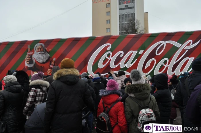 У Луцьк приїхала новорічна вантажівка «Coca-Cola».