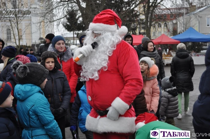 У Луцьк приїхала новорічна вантажівка «Coca-Cola».