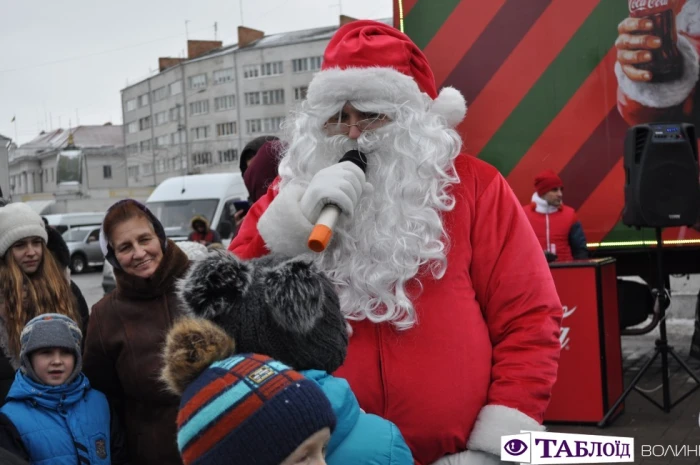 У Луцьк приїхала новорічна вантажівка «Coca-Cola».