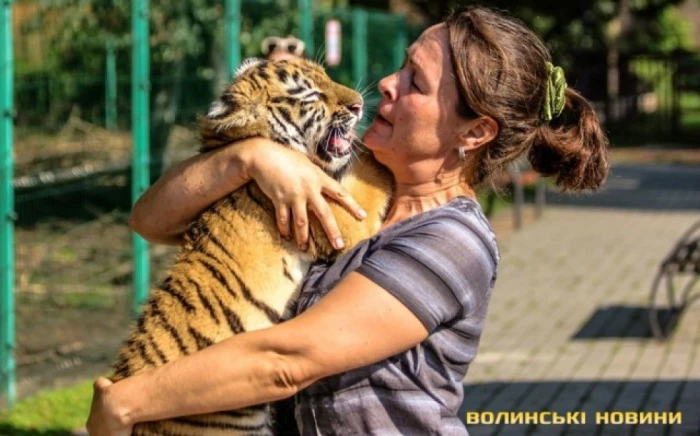 Тріша з однією зі своїх «мам»