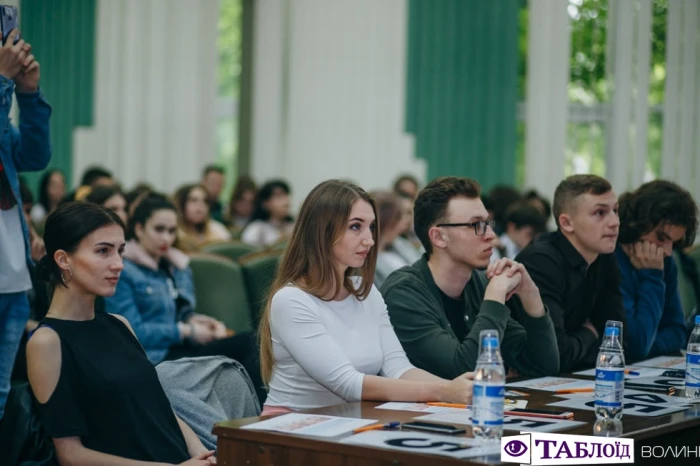 Красені та красуні дня: гості «Міс факультету філології та журналістики 2019»