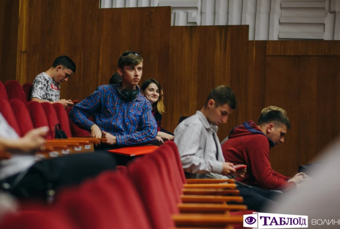 Красені та красуні дня: глядачі студентської «Ліги сміху Волинь»