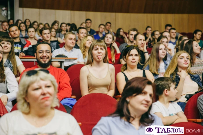 Красені та красуні дня: глядачі студентської «Ліги сміху Волинь»