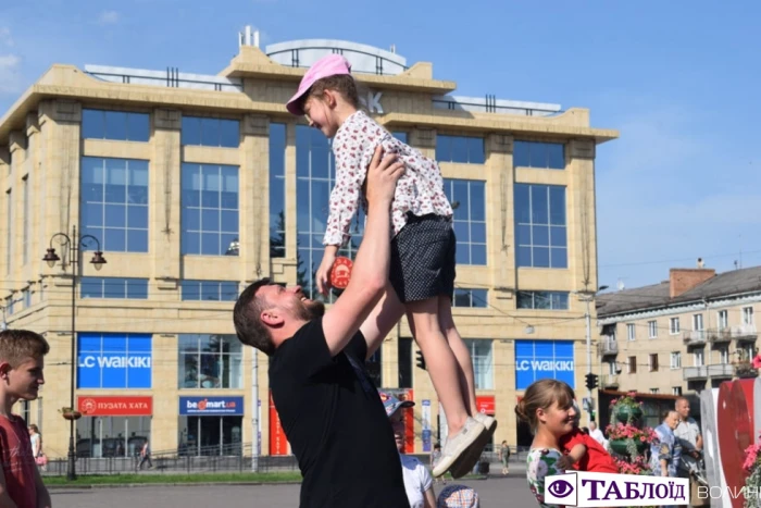 Як у центрі Луцька «флешмобили» на День батька