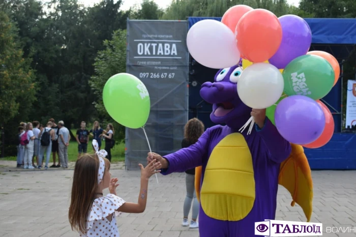 Реп, «Ліга сміху» та фаєр-шоу: як святкували День молоді у Луцьку