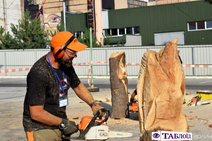 Красені дня: брутальні скульптори «Korsak carving festival»