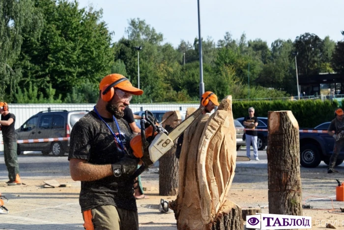 Красені дня: брутальні скульптори «Korsak carving festival»