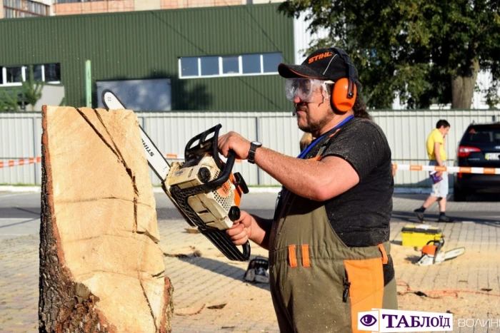 Красені дня: брутальні скульптори «Korsak carving festival»