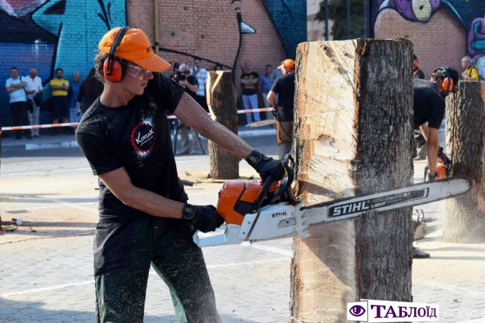 Красені дня: брутальні скульптори «Korsak carving festival»