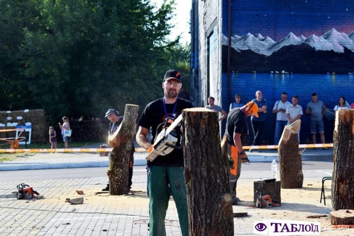 Красені дня: брутальні скульптори «Korsak carving festival»