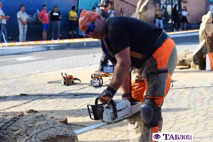 Красені дня: брутальні скульптори «Korsak carving festival»