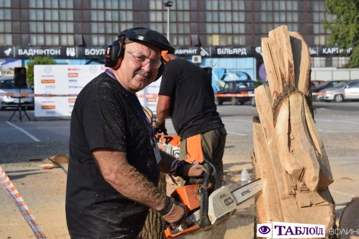 Красені дня: брутальні скульптори «Korsak carving festival»