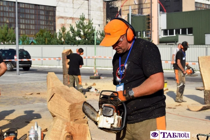 Красені дня: брутальні скульптори «Korsak carving festival»