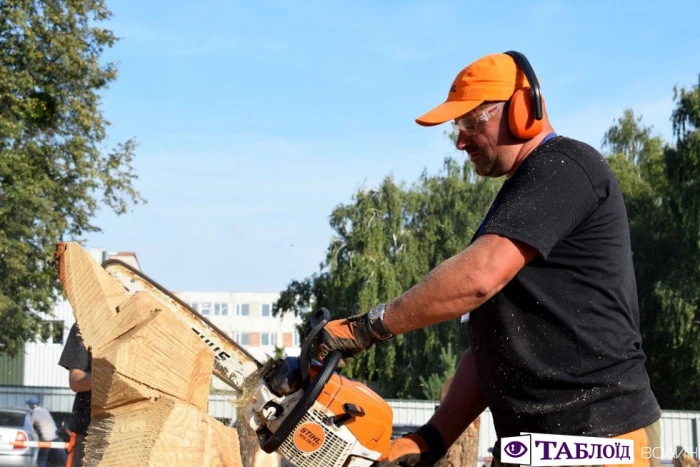 Красені дня: брутальні скульптори «Korsak carving festival»