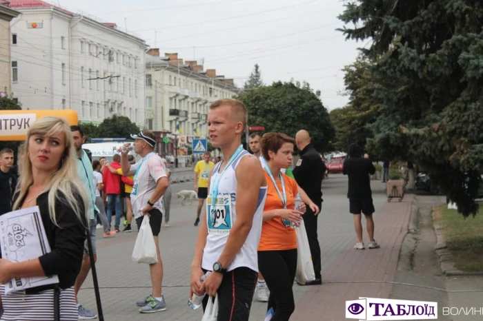 Красуні та красені дня: учасники масштабного півмарафону у Луцьку