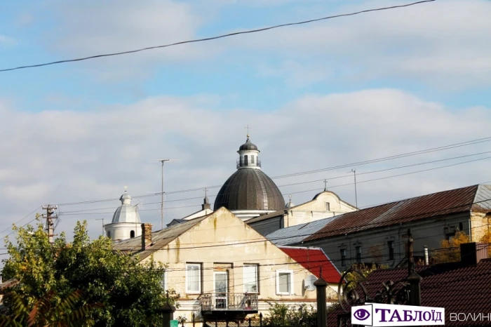 Луцьк ранковий: вікна Старого міста