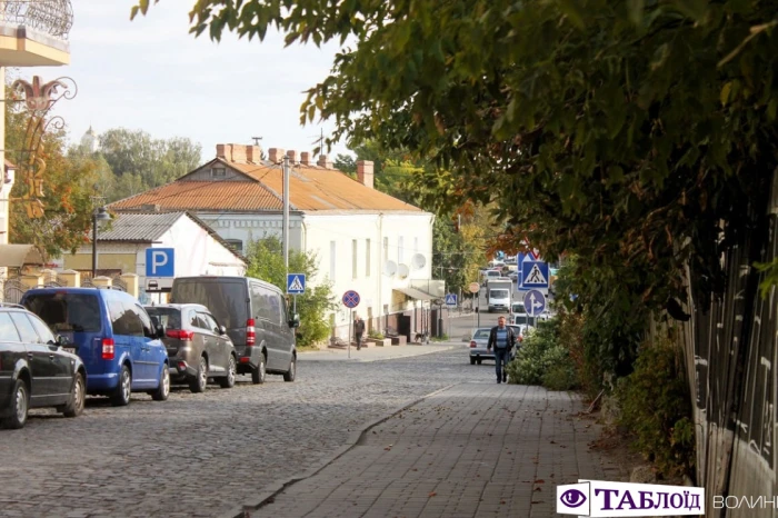 Луцьк ранковий: вікна Старого міста