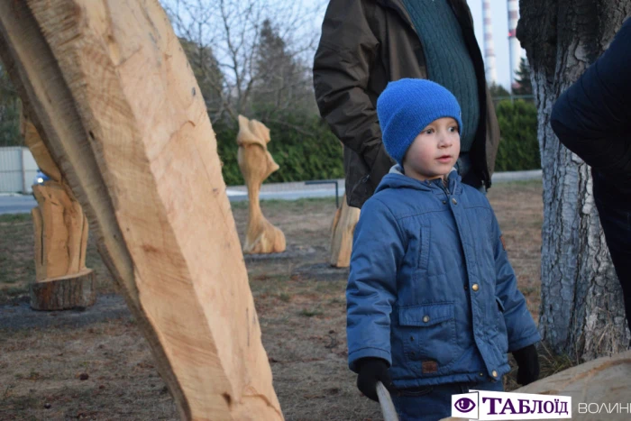 Палаючі химери, глінтвейн та вечірня екскурсія: у Луцьку відкрили Парк скульптур