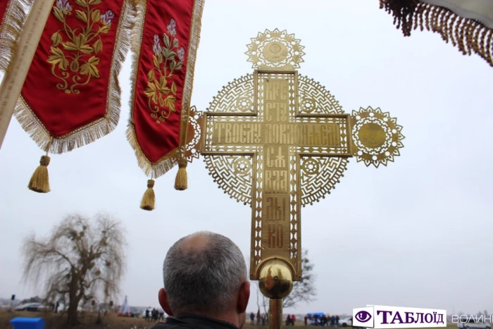 Козацькі залпи та Владика на моторному човні: як освячували воду у Луцьку