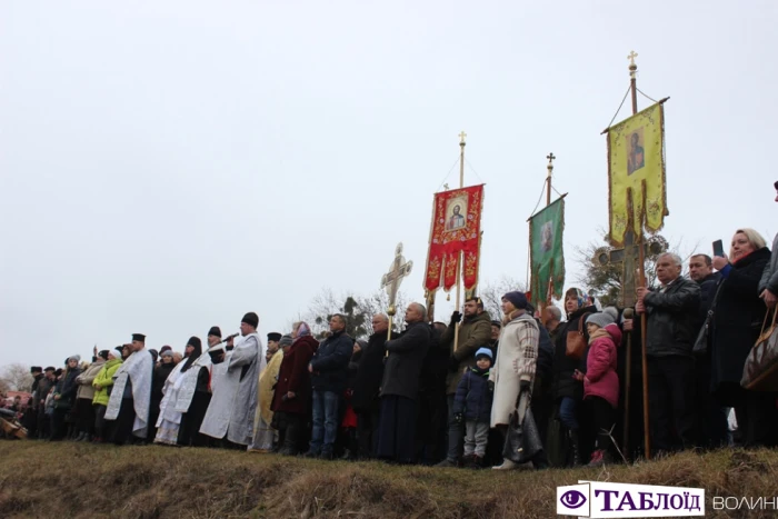 Козацькі залпи та Владика на моторному човні: як освячували воду у Луцьку