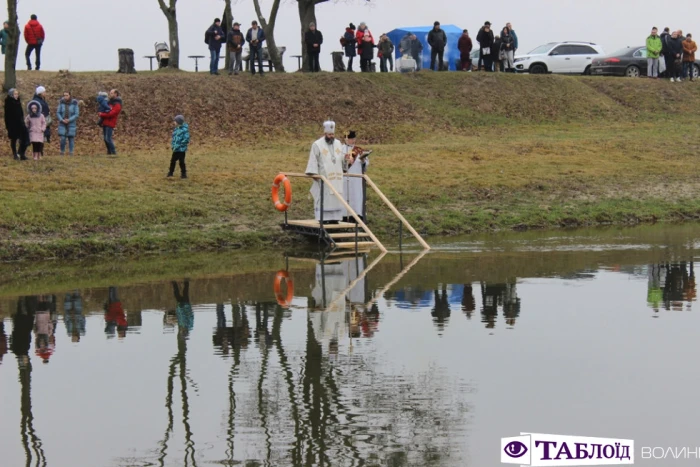 Козацькі залпи та Владика на моторному човні: як освячували воду у Луцьку