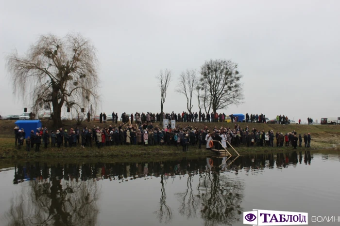 Козацькі залпи та Владика на моторному човні: як освячували воду у Луцьку