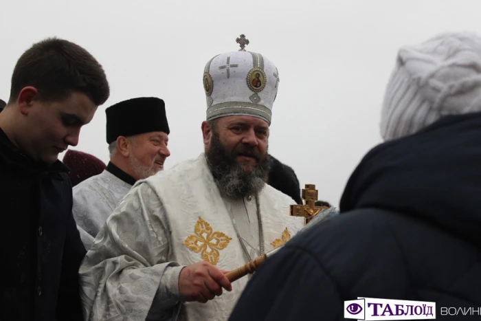 Козацькі залпи та Владика на моторному човні: як освячували воду у Луцьку