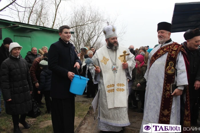 Козацькі залпи та Владика на моторному човні: як освячували воду у Луцьку