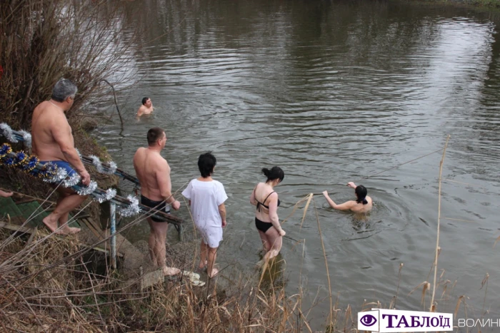 Козацькі залпи та Владика на моторному човні: як освячували воду у Луцьку