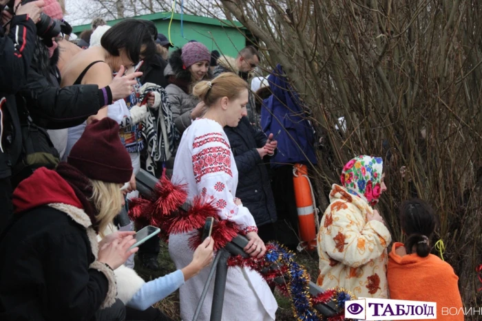 Козацькі залпи та Владика на моторному човні: як освячували воду у Луцьку